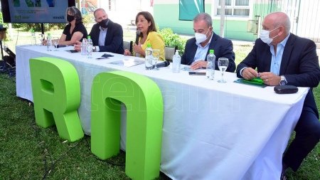 Carreras presentó el plan de vacunación contra la Covid-19 y una app para el seguimiento