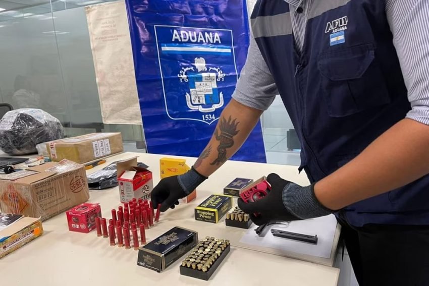 Aduana secuestró municiones y armas de fuego en encomiendas enviadas desde el Chaco – Las noticias más importantes de Chaco