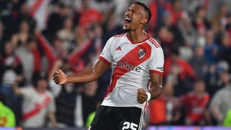 River encontró un cabezazo salvador y venció al Decano