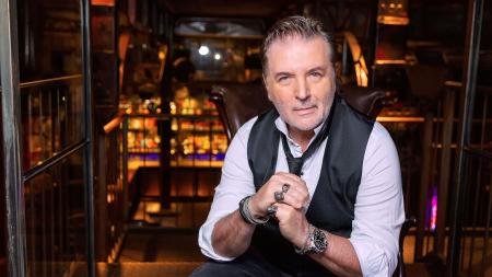 Miguel Mateos lleva al Luna Park una inédita experiencia sinfónica