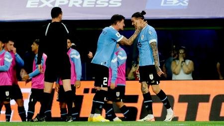 Argentina pagó caro dos equivocaciones y Uruguay lo ganó en un gran partido
