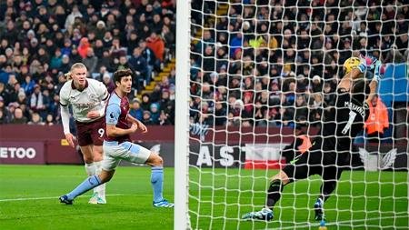 La tremenda doble atajada de Dibu Martínez ante el City de Haaland y Julián Alvarez