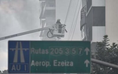 Un voraz incendio en una subestación de Edesur dejó evacuados y miles de usuarios sin luz