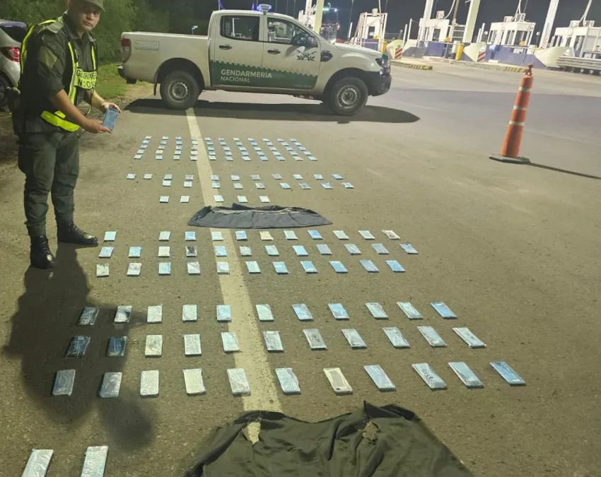 Detienen a pasajeros de un ómnibus con 140 celulares ilegales adosados a sus cuerpos