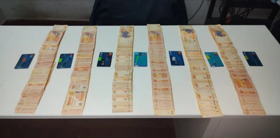 Un joven de 19 años fue detenido mientras retiraba dinero de un cajero con tarjetas ajenas