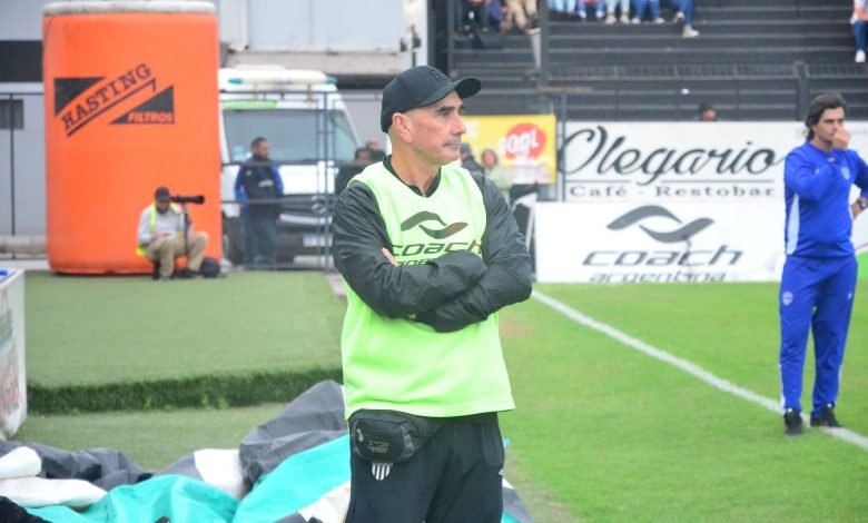 Tras la nueva derrota, Raúl Valdez puso a disposición su renuncia en For Ever