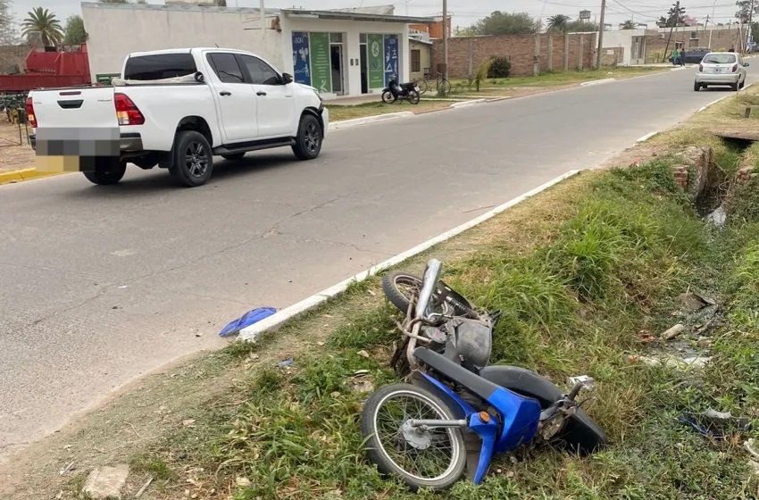 Villa Ángela: motociclista grave tras chocar violentamente con una camioneta