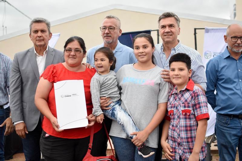 El gobernador Zdero entregó viviendas en Concepción del Bermejo