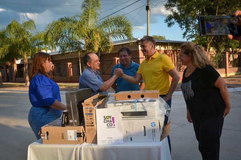 El gobernador inauguró pavimento y entregó equipamiento en Presidencia Roca