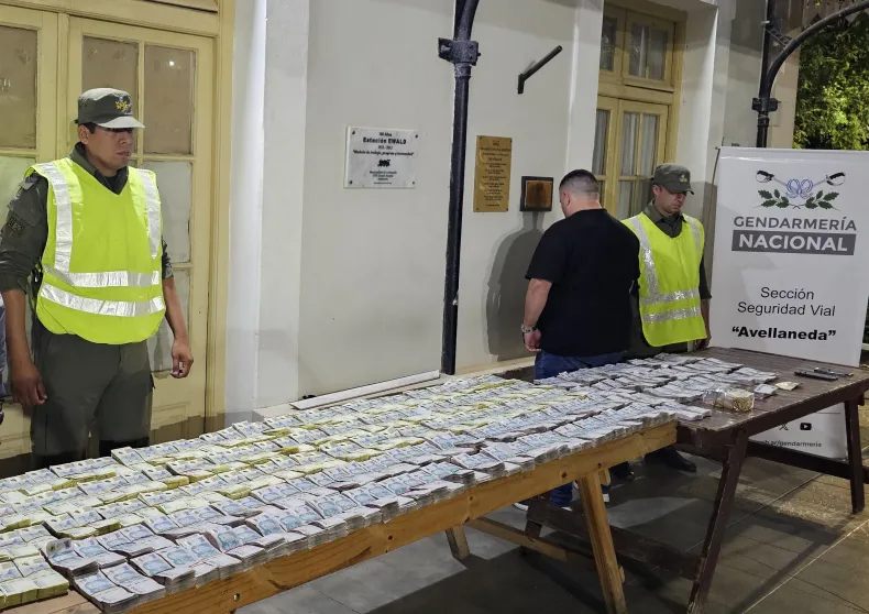 Detuvieron en Reconquista a un chaqueño con $357 millones escondidos en su auto