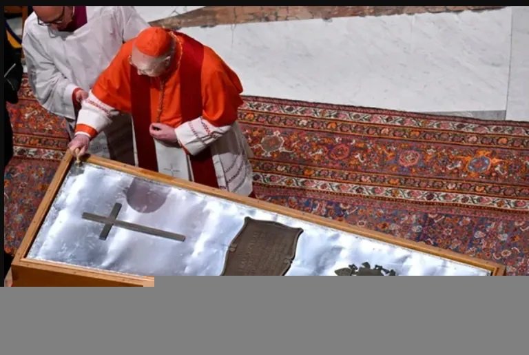 Sellaron el féretro del papa Francisco luego de que más de 250 mil personas lo despidieran