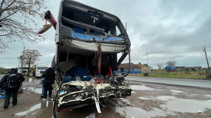 Tres muertos por un choque entre un micro y un camión