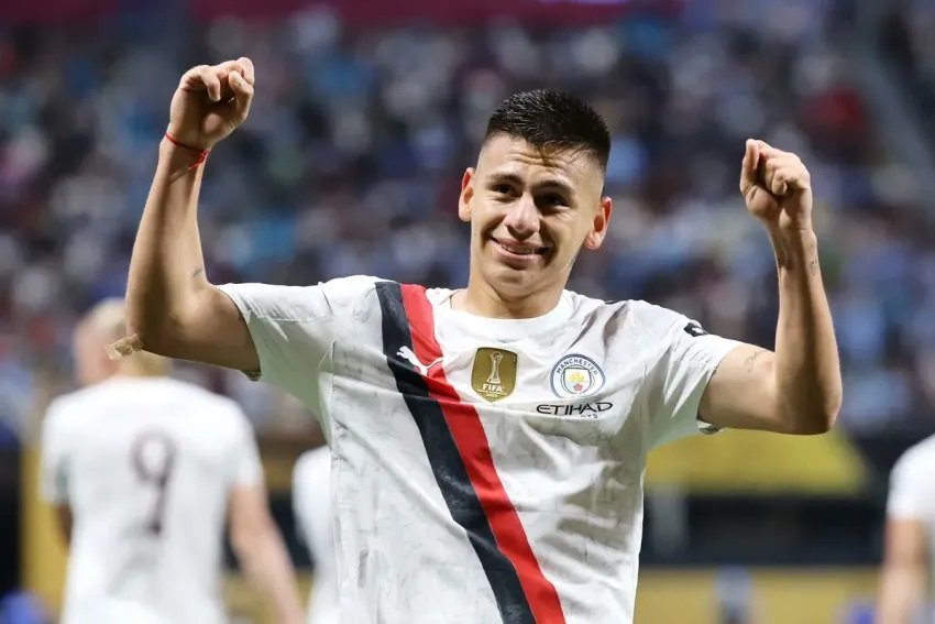 Sin lugar en el equipo: Manchester City busca un destino europeo para el «Diablito» Echeverri