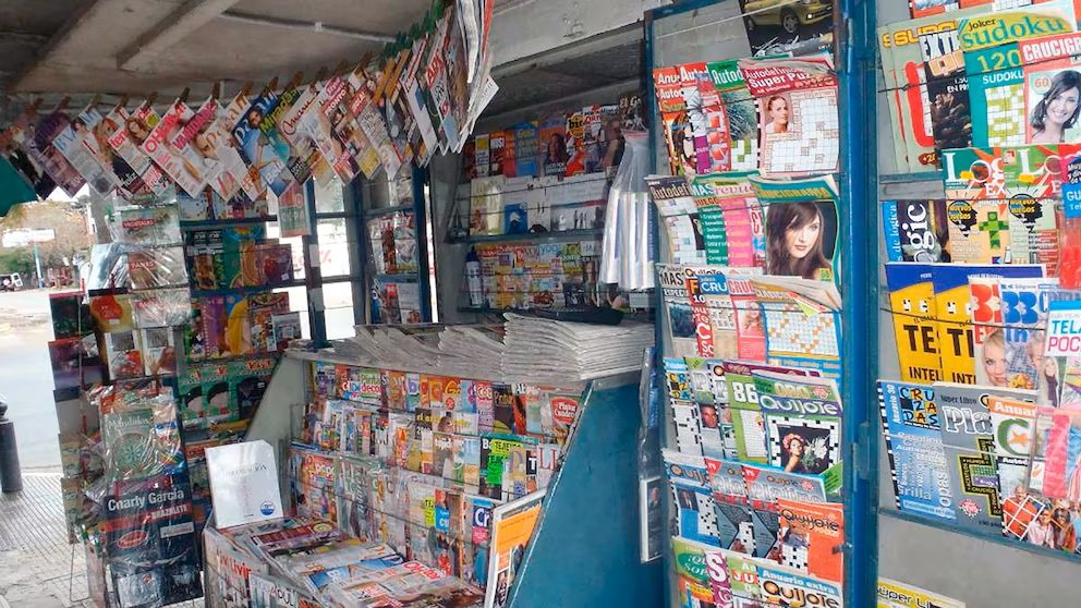 El Gobierno de Milei habilitó a los kioscos de diarios a funcionar como operadores postales
