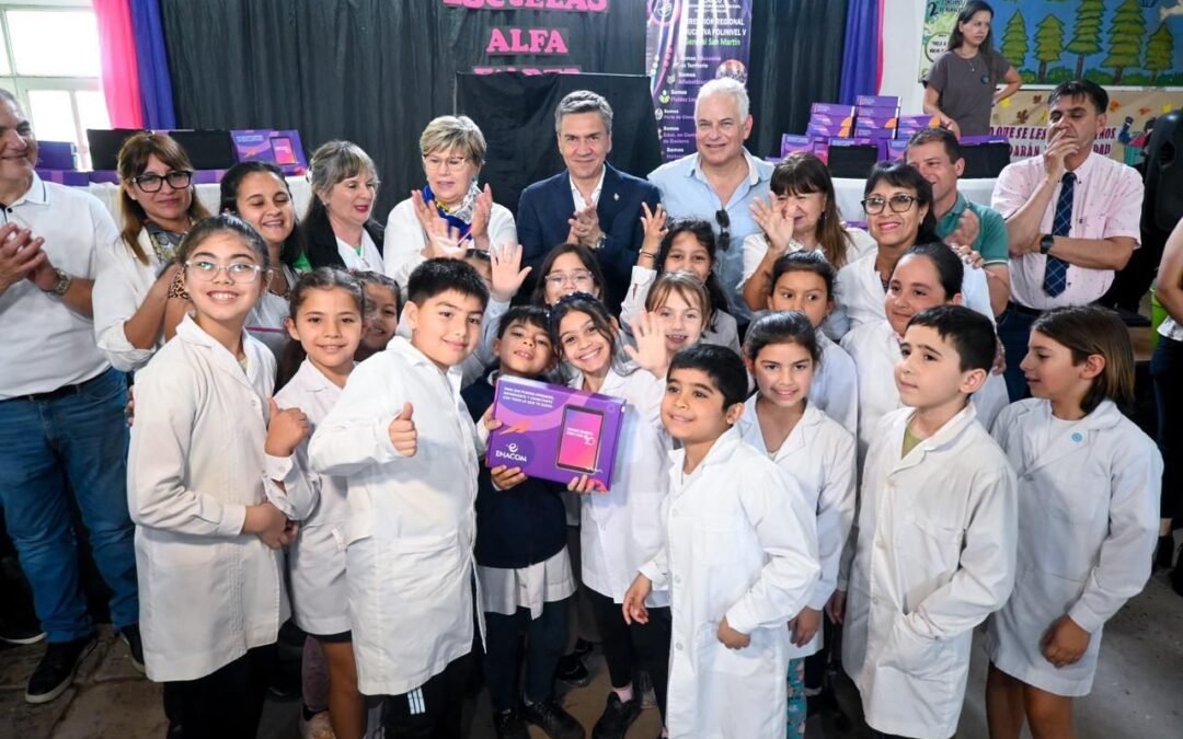 Inclusión y calidad educativa: Zdero entregó tablets a escuelas de San Martín