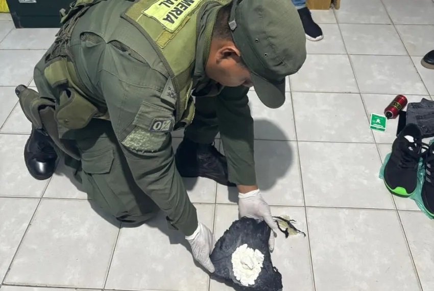 Pasajero de un micro llevaba cocaína oculta en las zapatillas y terminó preso