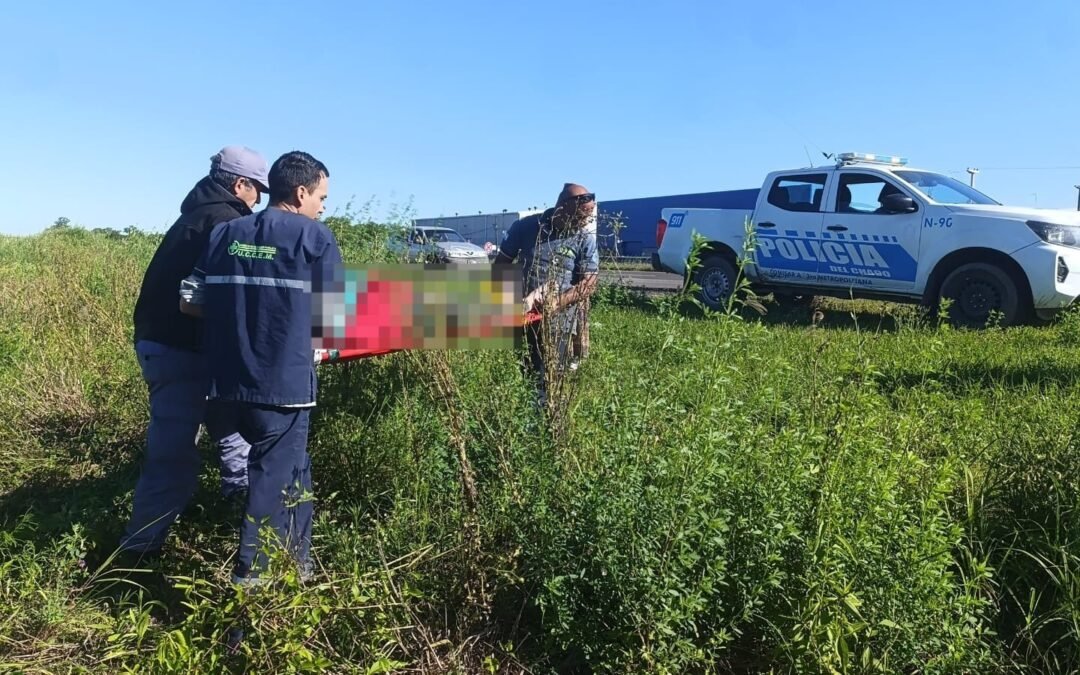 Despistó y cayó a una canal, terminó lesionado